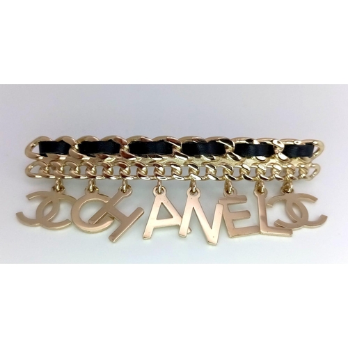 290 - A vintage, yellow metal (untested) CHANEL brooch. Length: 8 cm, in very good condition. Very collect... 