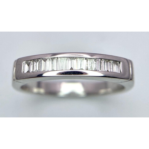 321 - An 18 K white gold half eternity diamond ring with baguette diamonds. Size: N, weight: 3.8 g. REF: 8... 