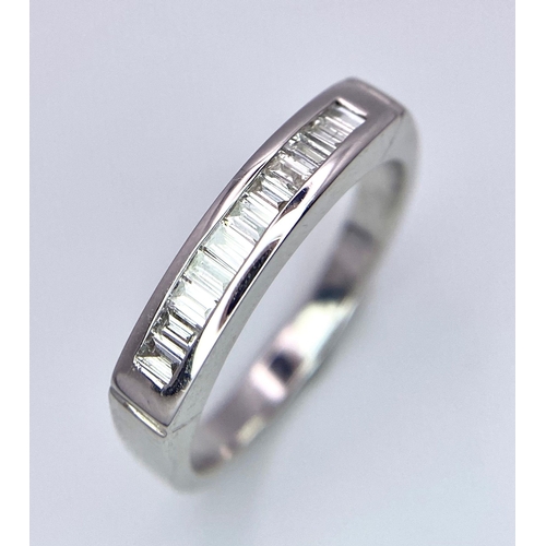 321 - An 18 K white gold half eternity diamond ring with baguette diamonds. Size: N, weight: 3.8 g. REF: 8... 