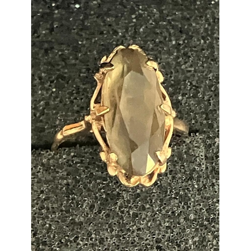 322 - Unusual 9 carat GOLD and KHAKI AMETHYST RING Having an oval cut pale KHAKI AMETHYST Set to top in an... 