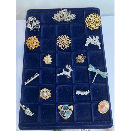 371 - Selection of VINTAGE BROOCHES, To include Gold Tone, Silver Tone, Jewelled etc. Many extremely large... 