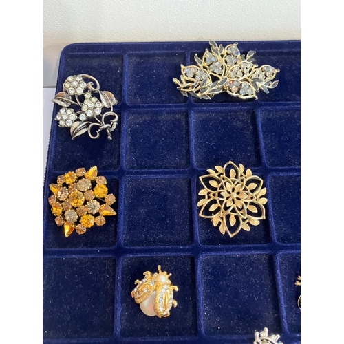 371 - Selection of VINTAGE BROOCHES, To include Gold Tone, Silver Tone, Jewelled etc. Many extremely large... 