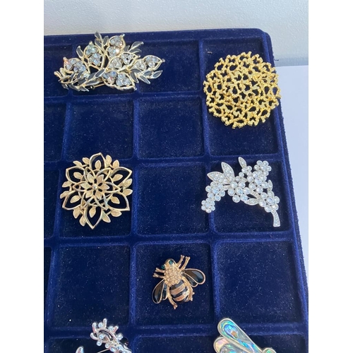 371 - Selection of VINTAGE BROOCHES, To include Gold Tone, Silver Tone, Jewelled etc. Many extremely large... 