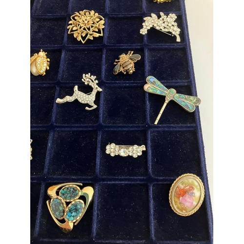 371 - Selection of VINTAGE BROOCHES, To include Gold Tone, Silver Tone, Jewelled etc. Many extremely large... 