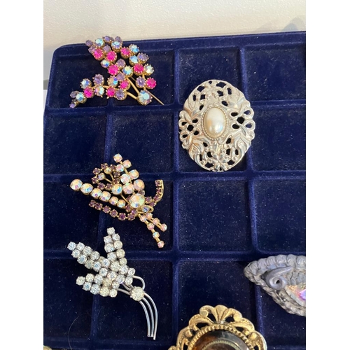 434 - Fabulous Selection of VINTAGE BROOCHES To include large statement pieces. Please see all pictures.