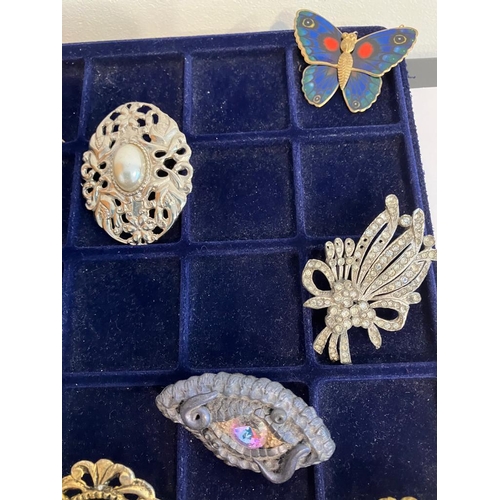 434 - Fabulous Selection of VINTAGE BROOCHES To include large statement pieces. Please see all pictures.