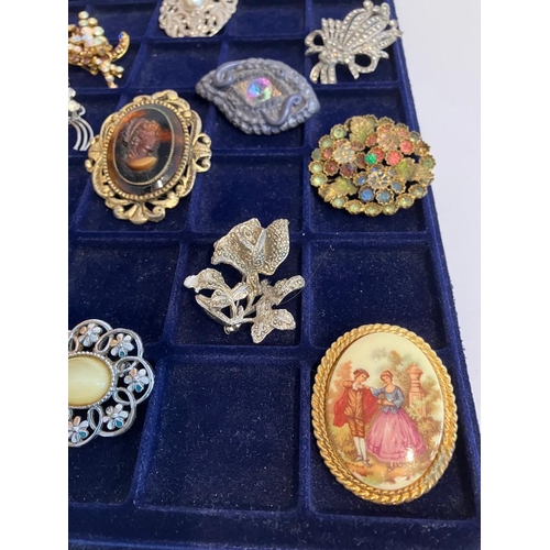 434 - Fabulous Selection of VINTAGE BROOCHES To include large statement pieces. Please see all pictures.