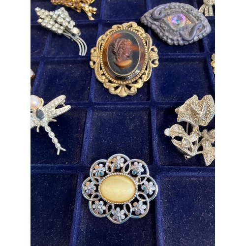 434 - Fabulous Selection of VINTAGE BROOCHES To include large statement pieces. Please see all pictures.