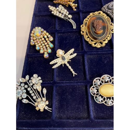 434 - Fabulous Selection of VINTAGE BROOCHES To include large statement pieces. Please see all pictures.