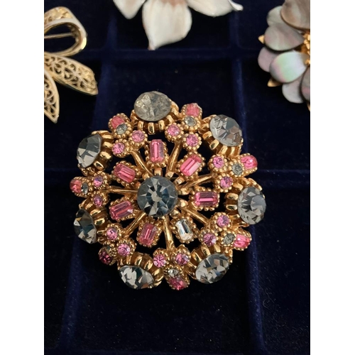 462 - Fabulous Selection of VINTAGE BROOCHES To include large Jewelled Quality Pieces. Please see all pict... 