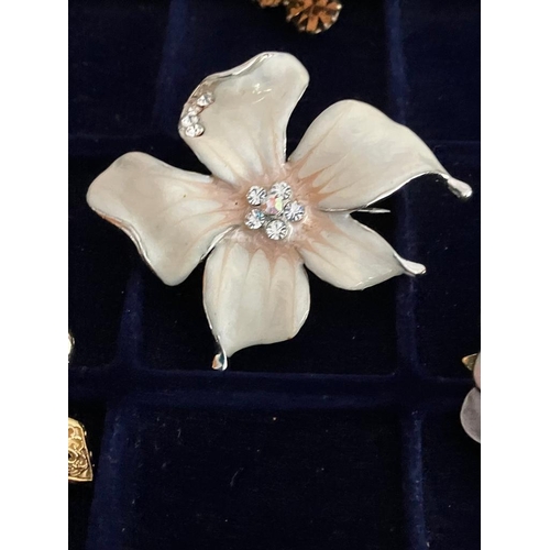 462 - Fabulous Selection of VINTAGE BROOCHES To include large Jewelled Quality Pieces. Please see all pict... 