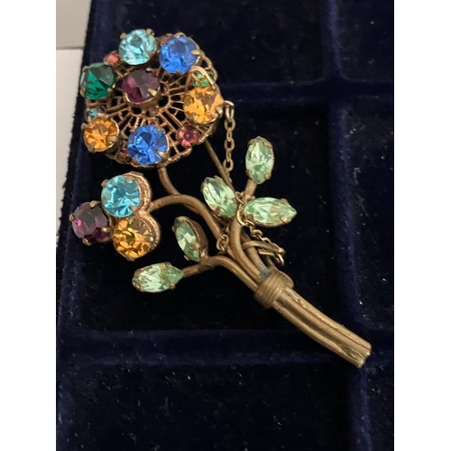 462 - Fabulous Selection of VINTAGE BROOCHES To include large Jewelled Quality Pieces. Please see all pict... 