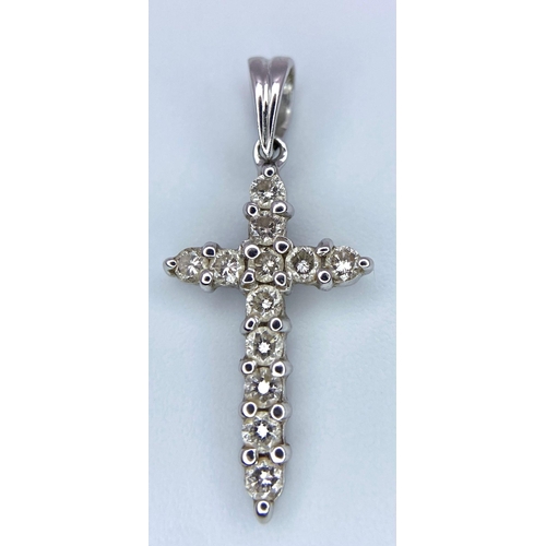 773 - An 18 K white gold crucifix pendant with diamonds. Length: 22 mm (with bail), weight: 0.8 g. REF: st... 