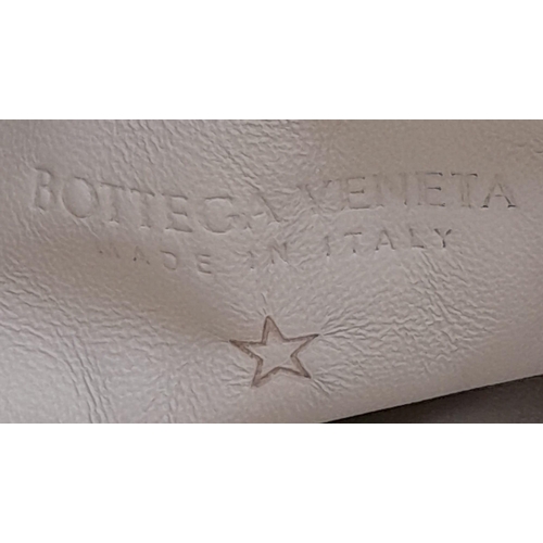 96 - Bottega Veneta Pouch Leather Clutch in Gold.
Stunning gold leather exterior with a large clam clasp.... 
