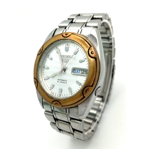 299 - A Seiko 5 Automatic Gents Watch. Stainless steel bracelet and Case - 37mm. White dial with day/date ... 