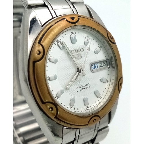 299 - A Seiko 5 Automatic Gents Watch. Stainless steel bracelet and Case - 37mm. White dial with day/date ... 