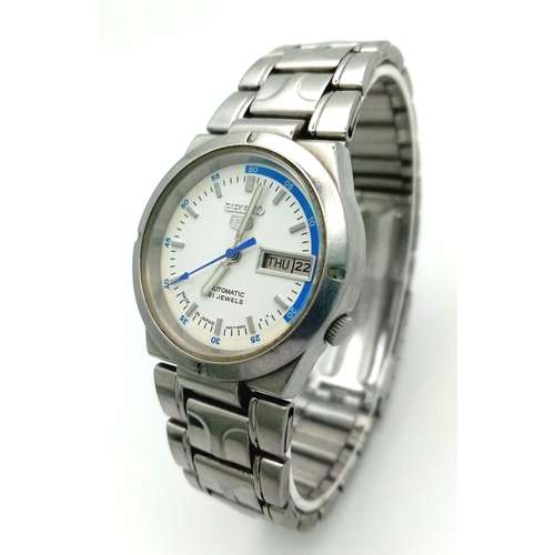 481 - A Seiko 5 Automatic Gents Watch. Stainless steel bracelet and case - 32mm. White dial with day/date ... 