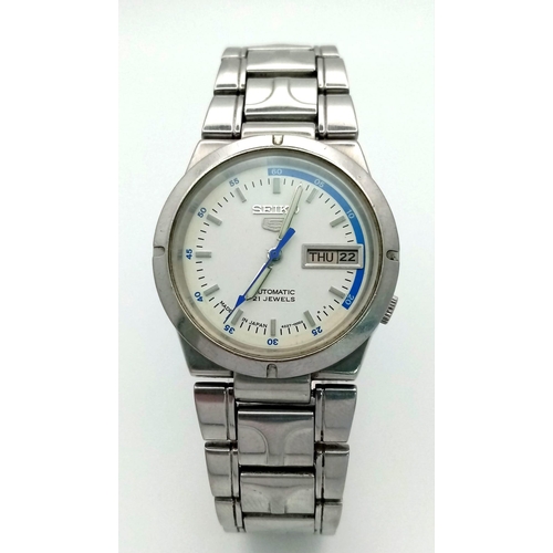 481 - A Seiko 5 Automatic Gents Watch. Stainless steel bracelet and case - 32mm. White dial with day/date ... 