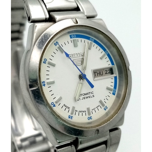 481 - A Seiko 5 Automatic Gents Watch. Stainless steel bracelet and case - 32mm. White dial with day/date ... 