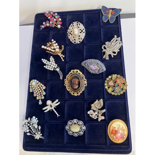 434 - Fabulous Selection of VINTAGE BROOCHES To include large statement pieces. Please see all pictures.