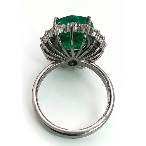 1396 - A 6.10ct Emerald Gemstone Ring with 1ct of Diamond Halos. Set in 925 silver. Size N. Comes with a GL... 