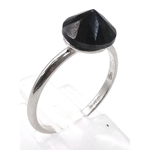 1435 - A BLACK MOISSANITE FACETED CONE SHAPED STONE SET IN SILVER RING .     2.4gms   size O