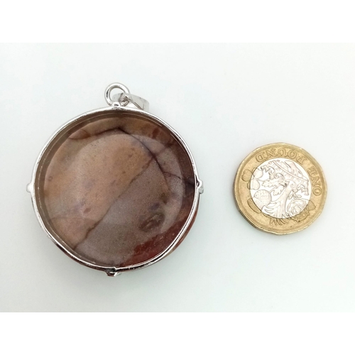 1226 - An Round-Cut Agate Pendant set in 925 Sterling silver. 35mm diameter. Comes with a presentation case... 