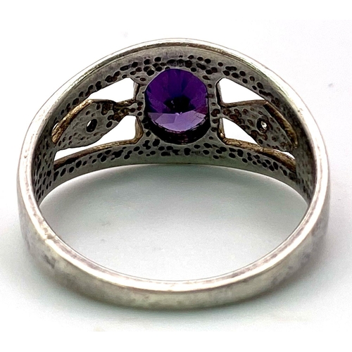 1525 - An Amethyst and 925 Silver Ring. Size P.