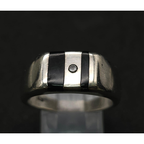 1233 - A Gent's Sterling Silver Signet Ring.
Two stripes of Black stone featuring a small gem off-centre.
S... 