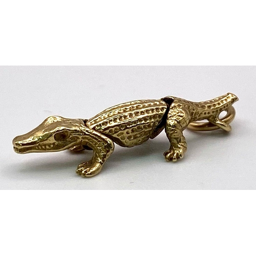 1350 - 9kt Yellow Gold Jointed Crocodile Pendant/Charm.
Measures 2.5cm in length.
Weight: 2.3g