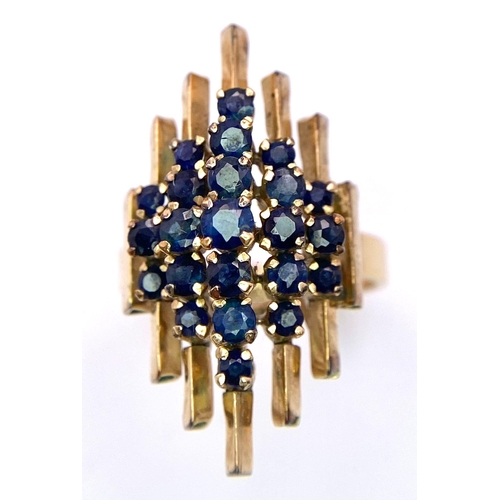 182 - A vintage, 14 K yellow gold ring with a crown of sapphires arranged on a group of proud standing par... 