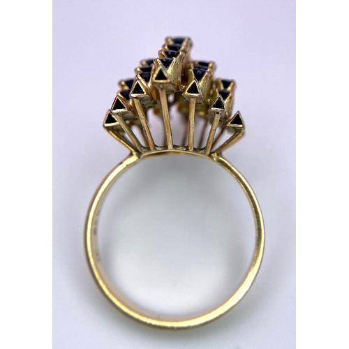 182 - A vintage, 14 K yellow gold ring with a crown of sapphires arranged on a group of proud standing par... 