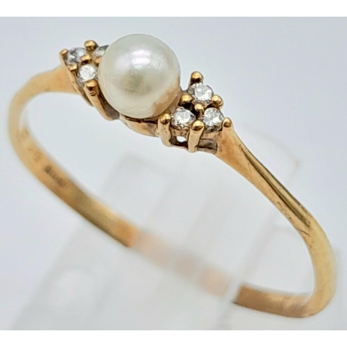 846 - A Vintage 9K Yellow Gold, Pearl and Diamond Ring. Delicate piece, with a central small pearl and dia... 