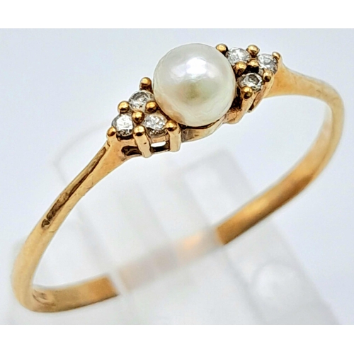 846 - A Vintage 9K Yellow Gold, Pearl and Diamond Ring. Delicate piece, with a central small pearl and dia... 