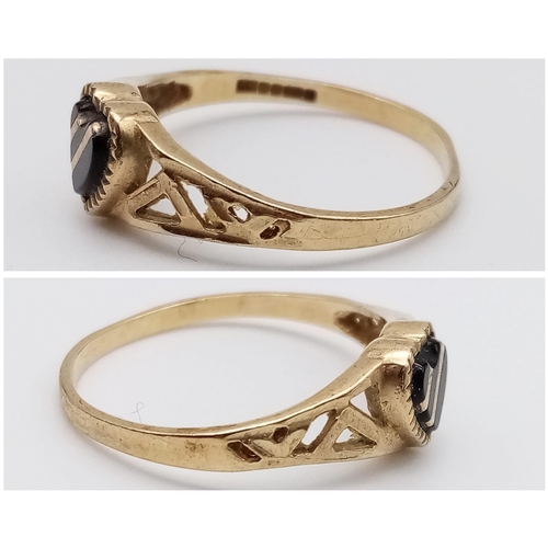 852 - A 9K Yellow Gold and Onyx Heart Solitaire Ring. Size N. 1.38g total weight.