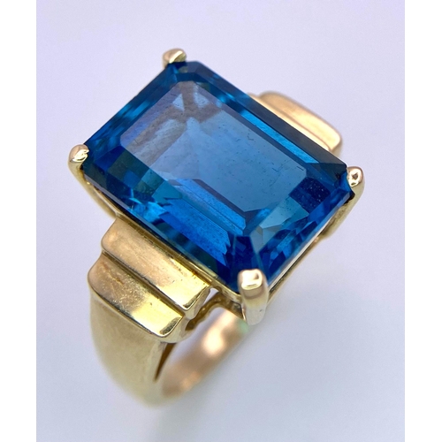 989 - A 14K Yellow Gold (tested) Topaz Ring. Rectangular cut topaz on a raised setting. Size M. 5.2g total... 