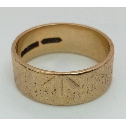 1535 - A 9K yellow gold band ring, fully hallmarked, with an engraved design. Ring size: P, weight: 5g.