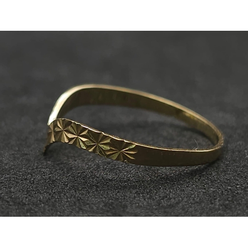 1732 - A Vintage 9K Yellow Gold Chevron Ring. Size M. 0.62g