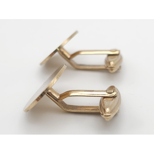 1168 - A 9 K yellow gold pair of cufflinks with an oval plain top plate. Weight: 7.8 g. Can be engraved wit... 