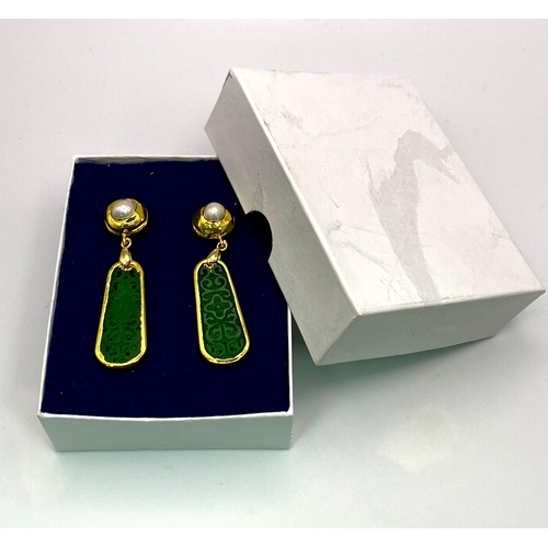 1445 - An intricate, gold plated, hand-carved green jade and natural pearl earrings set. Length: 5 cm,