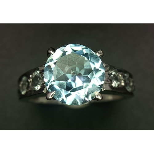 1111 - A Blue Topaz Round Cut 925 Silver Ring. Blue Topaz - 3 Ct.
Size M. 4g total weight. Ref: HV- 2044. C... 