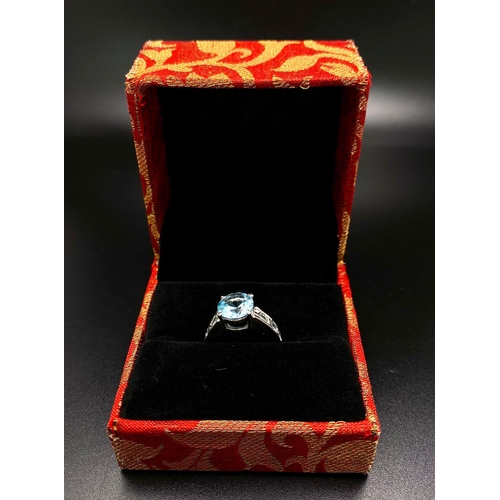 1111 - A Blue Topaz Round Cut 925 Silver Ring. Blue Topaz - 3 Ct.
Size M. 4g total weight. Ref: HV- 2044. C... 