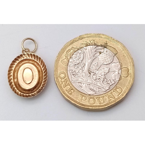 1679 - A Delicate 9K Gold and Floral Enamel Pendant/Charm. 16mm. 0.45g