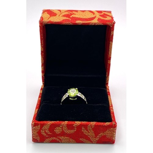 1722 - A 3ct Round Cut Peridot and 925 Silver Ring. Peridots on shoulders. Size O. 4g total weight. HV - 20... 