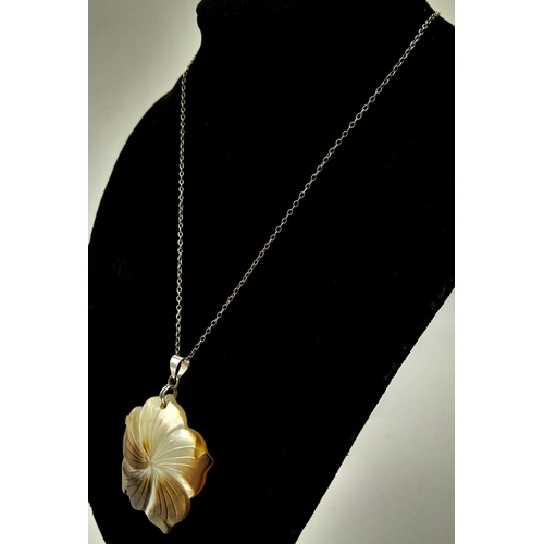 1084 - A large pendant made out of shell on a 925 silver necklace, Diameter 45mm, Chain length 22cm