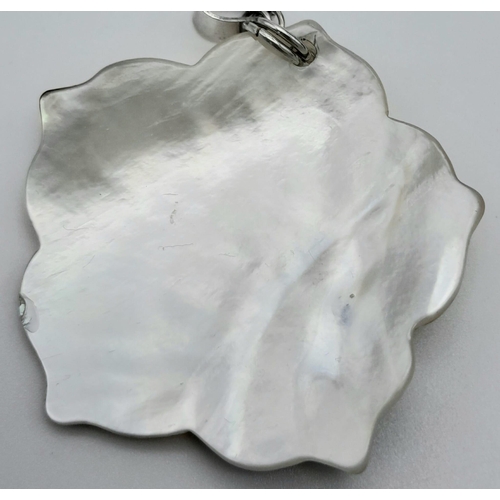 1084 - A large pendant made out of shell on a 925 silver necklace, Diameter 45mm, Chain length 22cm