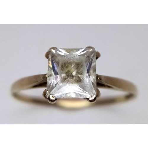 879 - A 9kt Yellow Gold, Cubic Zirconia Ring.
Size: P
Weight: 1.59g