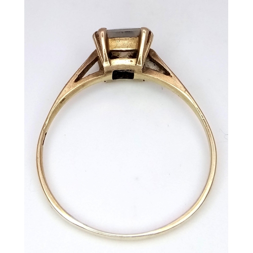 879 - A 9kt Yellow Gold, Cubic Zirconia Ring.
Size: P
Weight: 1.59g