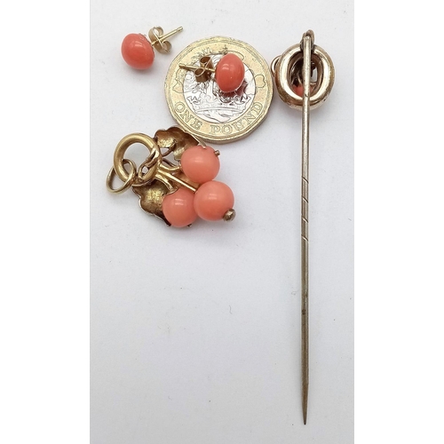 352 - An Antique 18K Yellow Gold and Red Coral Jewellery Set. Includes a floral pendant - 3cm, a pair of s... 