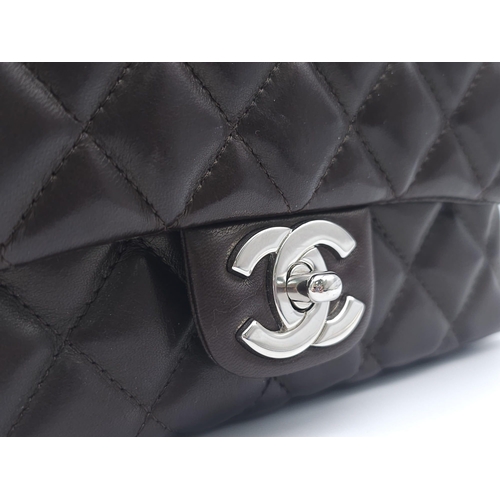 773 - Chanel Flap Bag with Handle.
Quality Lambskin leather, Diamond stitching with Silver tone hardware. ... 